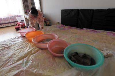 越西楼上漏水，住户失联，小区没物管，业主维权难！律师来支招……